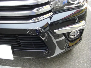 トヨタのハイラックス フロントバンパーカバー 傷 塗装 修理事例 修理費用4 3円 塗装費用32 040円 石川県金沢市 車の板金塗装の専門店 株式会社カナザワ鈑金